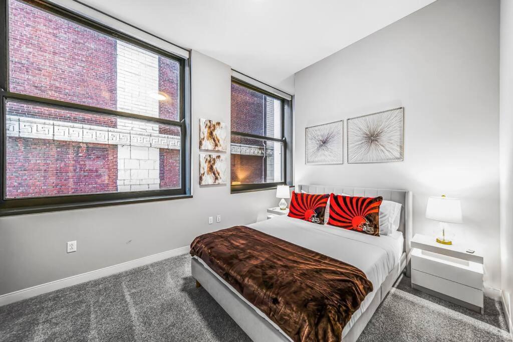 Heart Of Dt With Corner View And With Free Pool & Steam 307 Apartment Cleveland Exterior foto